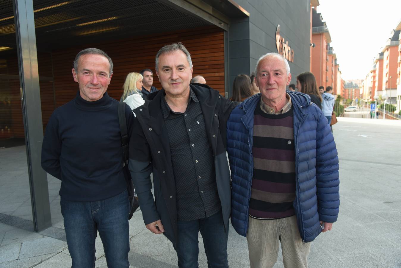 El ambiente junto al frontón era magnífico minutos antes de que arrancara la final del Campeonato de Parejas