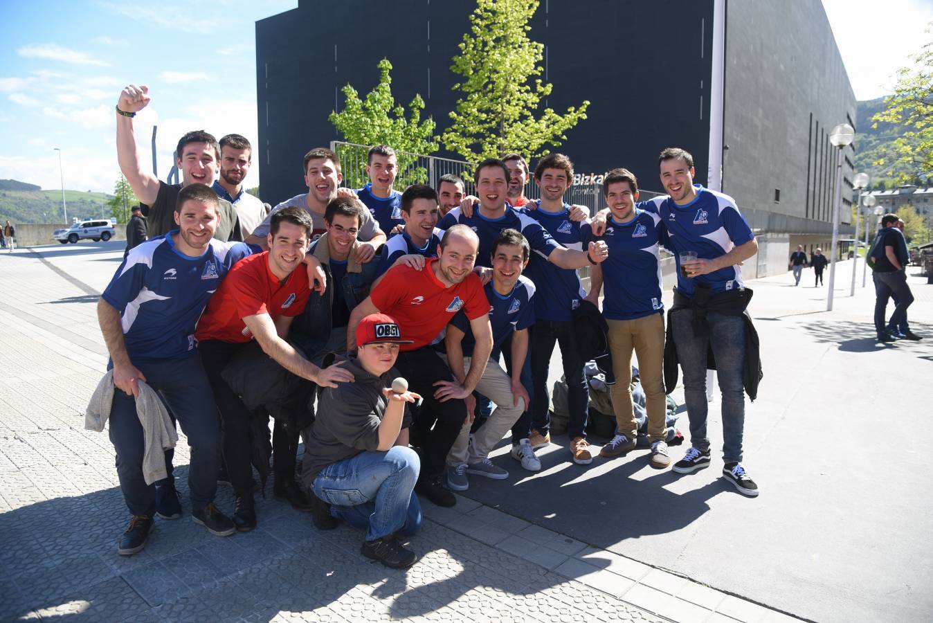 El ambiente junto al frontón era magnífico minutos antes de que arrancara la final del Campeonato de Parejas