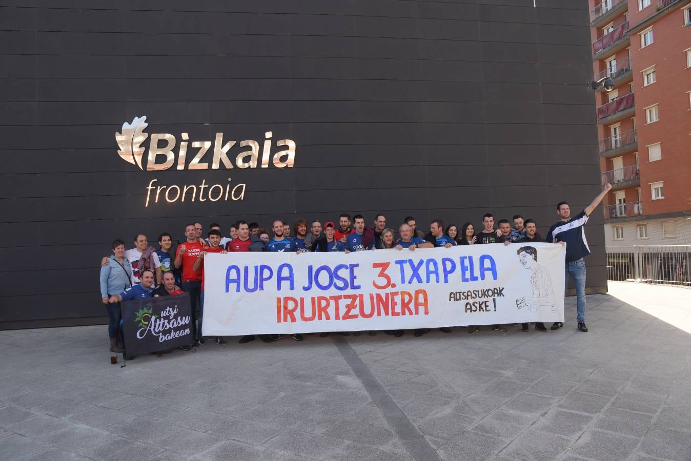 El ambiente junto al frontón era magnífico minutos antes de que arrancara la final del Campeonato de Parejas