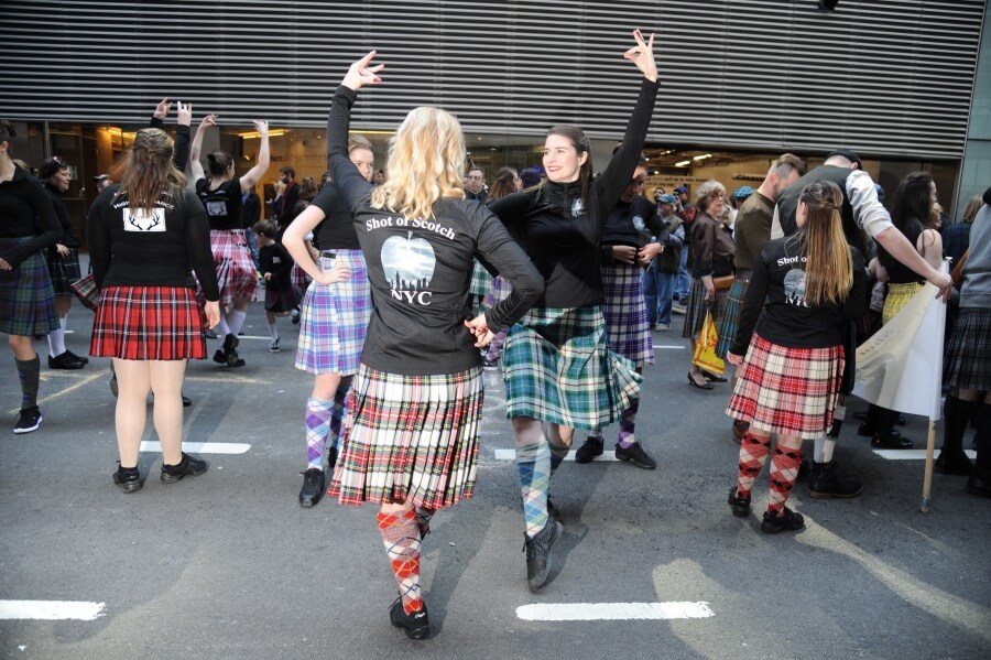 Las calles de Nueva York se han llenado de escoceses y descendientes de las tierras altas para celebrar el día del Orgullo escocés. Así, cientos de personas vestidas con el tradicional estampado de tartán y banderas de colores han desfilado por Manhattan, en la XXI edición del festival.