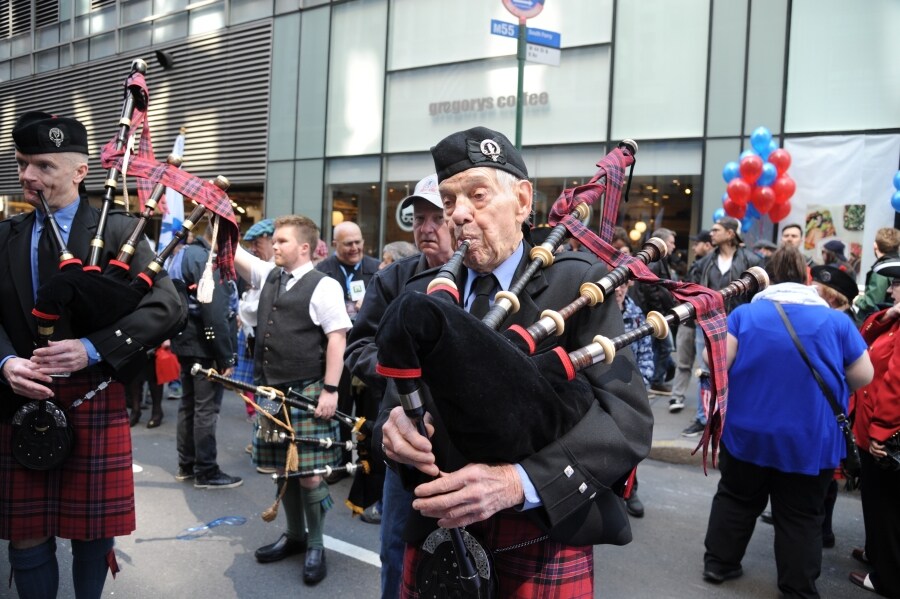 Las calles de Nueva York se han llenado de escoceses y descendientes de las tierras altas para celebrar el día del Orgullo escocés. Así, cientos de personas vestidas con el tradicional estampado de tartán y banderas de colores han desfilado por Manhattan, en la XXI edición del festival.