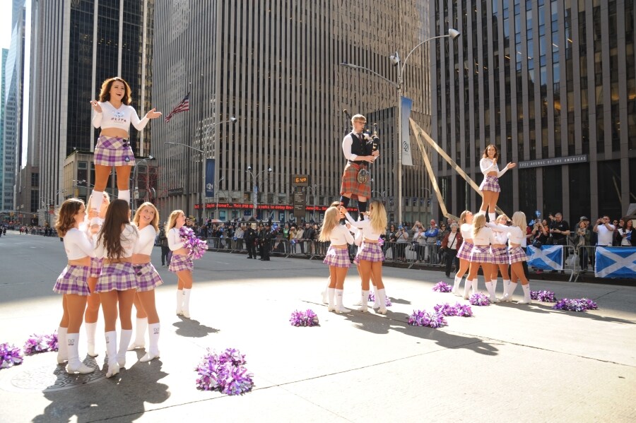 Las calles de Nueva York se han llenado de escoceses y descendientes de las tierras altas para celebrar el día del Orgullo escocés. Así, cientos de personas vestidas con el tradicional estampado de tartán y banderas de colores han desfilado por Manhattan, en la XXI edición del festival.