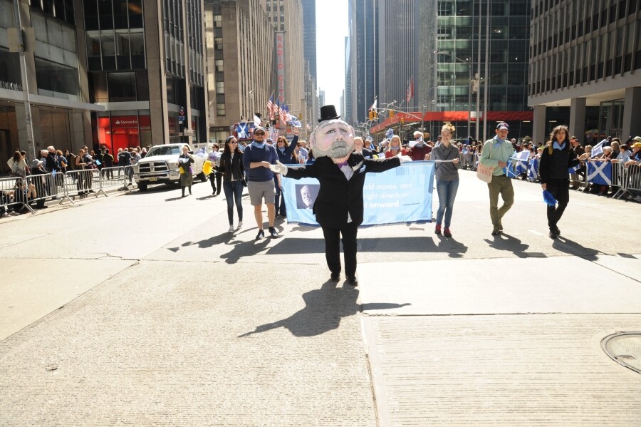 Las calles de Nueva York se han llenado de escoceses y descendientes de las tierras altas para celebrar el día del Orgullo escocés. Así, cientos de personas vestidas con el tradicional estampado de tartán y banderas de colores han desfilado por Manhattan, en la XXI edición del festival.