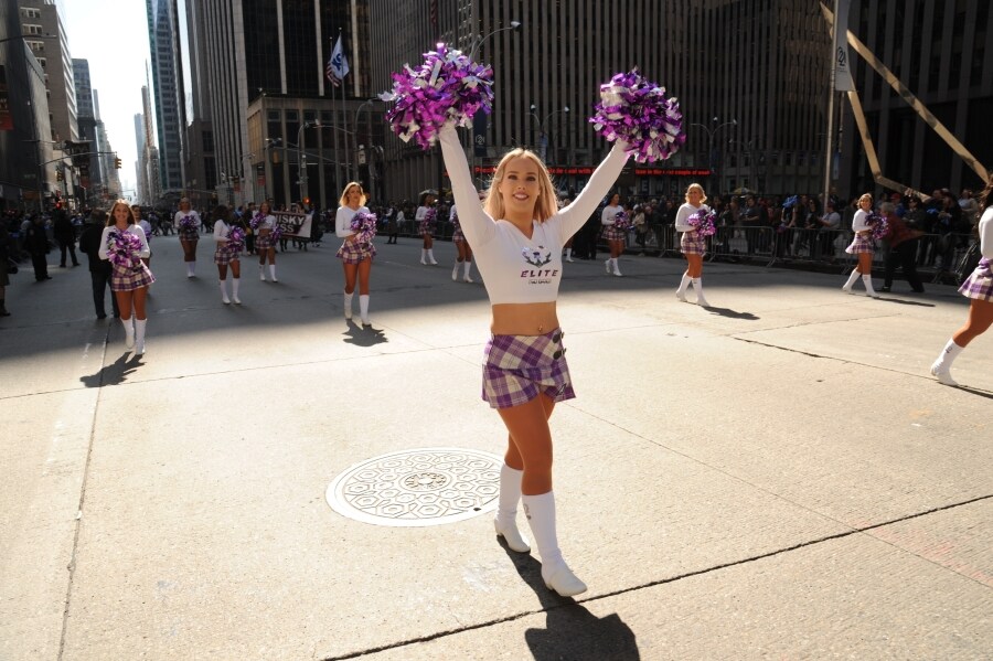 Las calles de Nueva York se han llenado de escoceses y descendientes de las tierras altas para celebrar el día del Orgullo escocés. Así, cientos de personas vestidas con el tradicional estampado de tartán y banderas de colores han desfilado por Manhattan, en la XXI edición del festival.