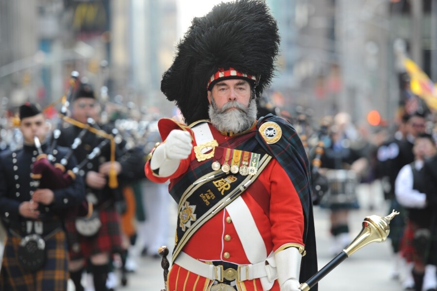 Las calles de Nueva York se han llenado de escoceses y descendientes de las tierras altas para celebrar el día del Orgullo escocés. Así, cientos de personas vestidas con el tradicional estampado de tartán y banderas de colores han desfilado por Manhattan, en la XXI edición del festival.