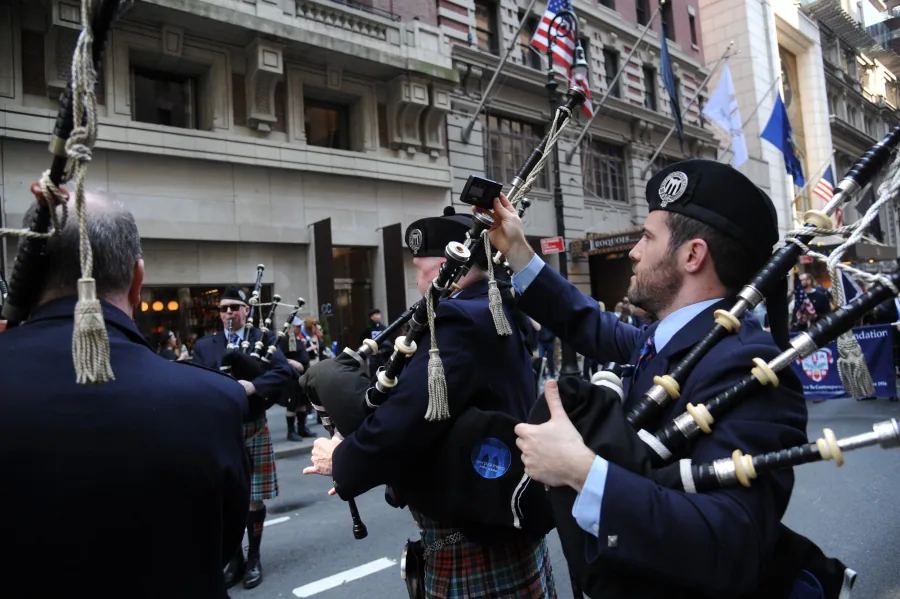 Las calles de Nueva York se han llenado de escoceses y descendientes de las tierras altas para celebrar el día del Orgullo escocés. Así, cientos de personas vestidas con el tradicional estampado de tartán y banderas de colores han desfilado por Manhattan, en la XXI edición del festival.