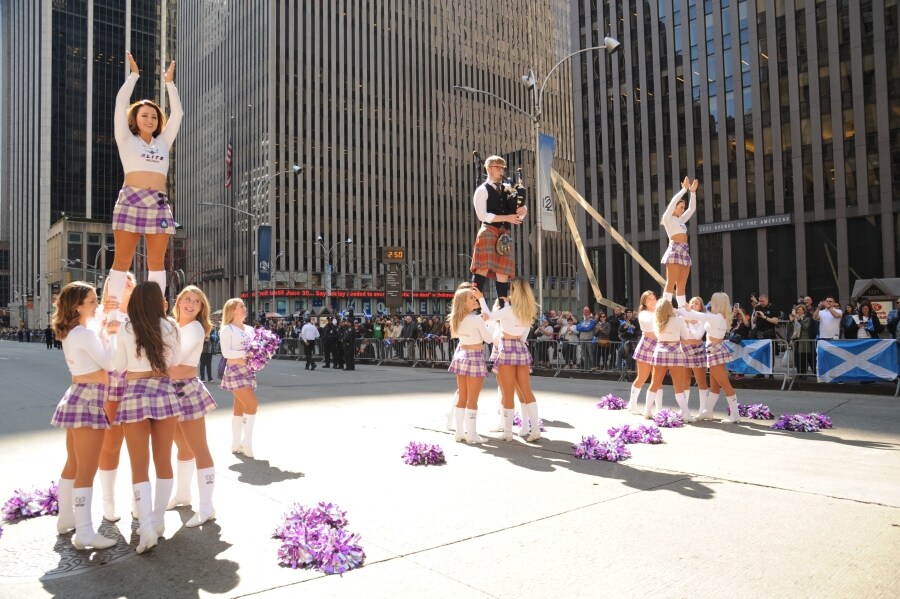 Las calles de Nueva York se han llenado de escoceses y descendientes de las tierras altas para celebrar el día del Orgullo escocés. Así, cientos de personas vestidas con el tradicional estampado de tartán y banderas de colores han desfilado por Manhattan, en la XXI edición del festival.