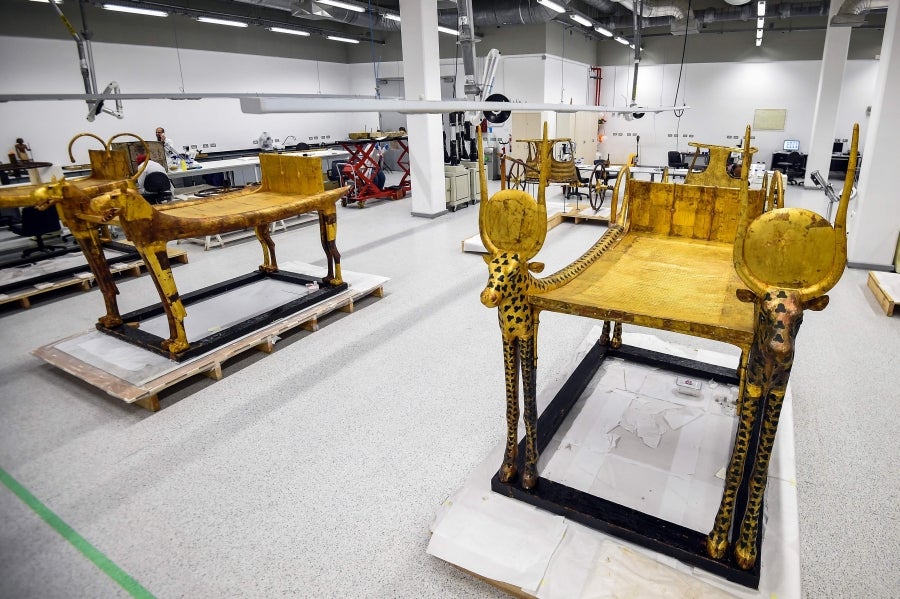 Restauradores del Museo Egipcio de Giza, cerca de El Cairo, restauran algunos de los objetos personales de Tutankamón. Desde objetos de uso común al propio sarcófago del faraón.