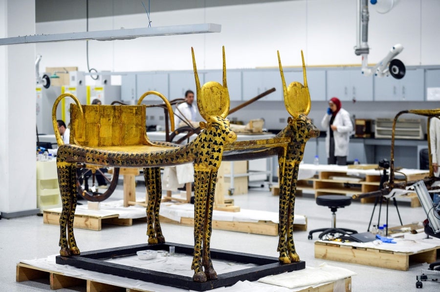 Restauradores del Museo Egipcio de Giza, cerca de El Cairo, restauran algunos de los objetos personales de Tutankamón. Desde objetos de uso común al propio sarcófago del faraón.