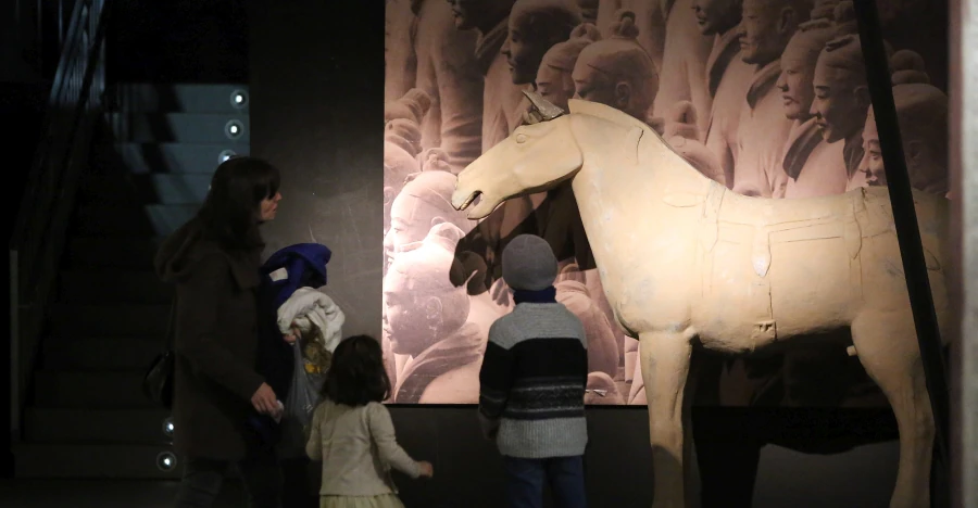 La exposición 'Los Soldados de Terracota' está superando con creces la asistencia prevista. Decenas de familias se han animado a visitara estos guerreros.