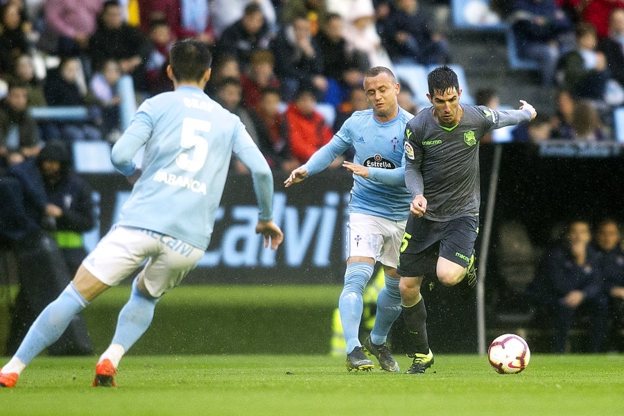 A pesar de llegar al descanso por delante, el conjunto txuri-urdin, que se ha quedado con diez tras la expulsión de Willian José, ha caído ante un Celta con Iago Aspas pletórico. 