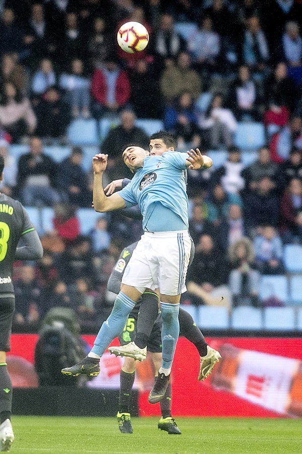 A pesar de llegar al descanso por delante, el conjunto txuri-urdin, que se ha quedado con diez tras la expulsión de Willian José, ha caído ante un Celta con Iago Aspas pletórico. 