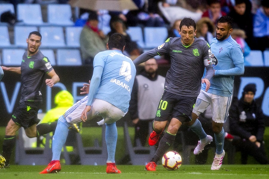 A pesar de llegar al descanso por delante, el conjunto txuri-urdin, que se ha quedado con diez tras la expulsión de Willian José, ha caído ante un Celta con Iago Aspas pletórico. 