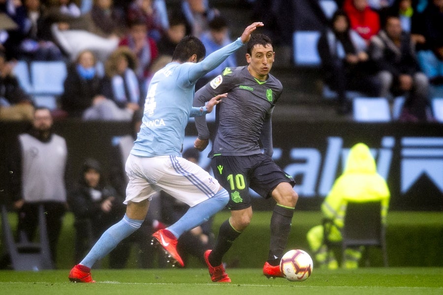 A pesar de llegar al descanso por delante, el conjunto txuri-urdin, que se ha quedado con diez tras la expulsión de Willian José, ha caído ante un Celta con Iago Aspas pletórico. 