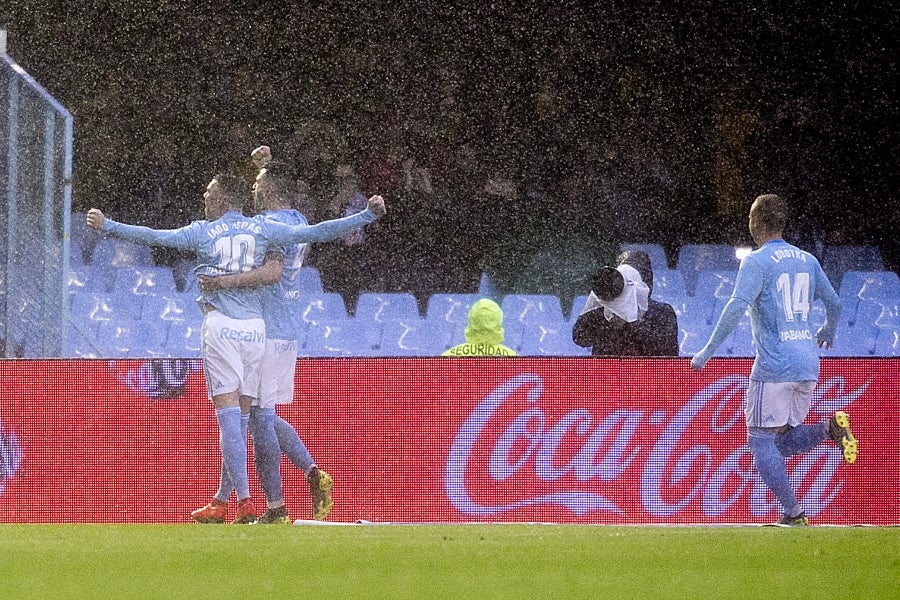 A pesar de llegar al descanso por delante, el conjunto txuri-urdin, que se ha quedado con diez tras la expulsión de Willian José, ha caído ante un Celta con Iago Aspas pletórico. 