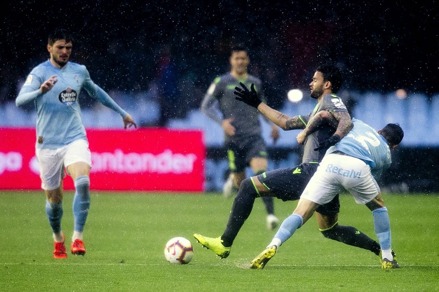 A pesar de llegar al descanso por delante, el conjunto txuri-urdin, que se ha quedado con diez tras la expulsión de Willian José, ha caído ante un Celta con Iago Aspas pletórico. 