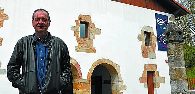 Joseba Etxezarreta, alcalde de Ezkio. «Nos faltan servicios básicos», afirma. 