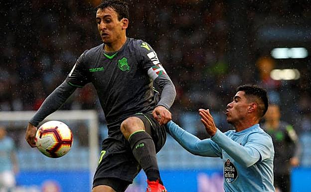 Oyarzabal pugna por el balón con Okay. 