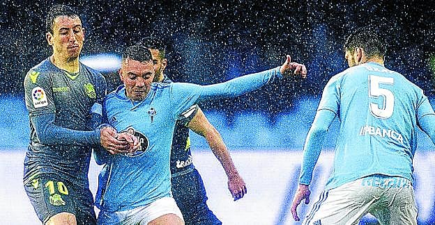 Pugna. Oyarzabal y Aspas, los dos referentes de la Real y el Celta, pelean por hacerse con el balón. 