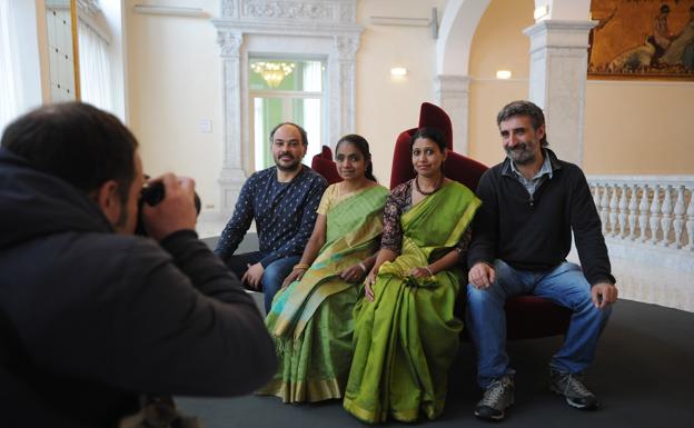 Fernando Vera, Nandimi, Sangeetha e Iñigo Eguren han presentado el documental 'Behind India', que se proyectará mañana en e Victoria Eugenia