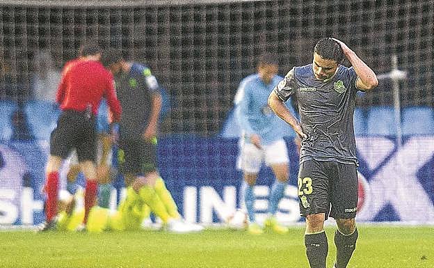 Sangalli fija la mirada en el césped de Balaídos tratando de encontrar alguna explicación a lo sucedido ayer en la segunda parte. 