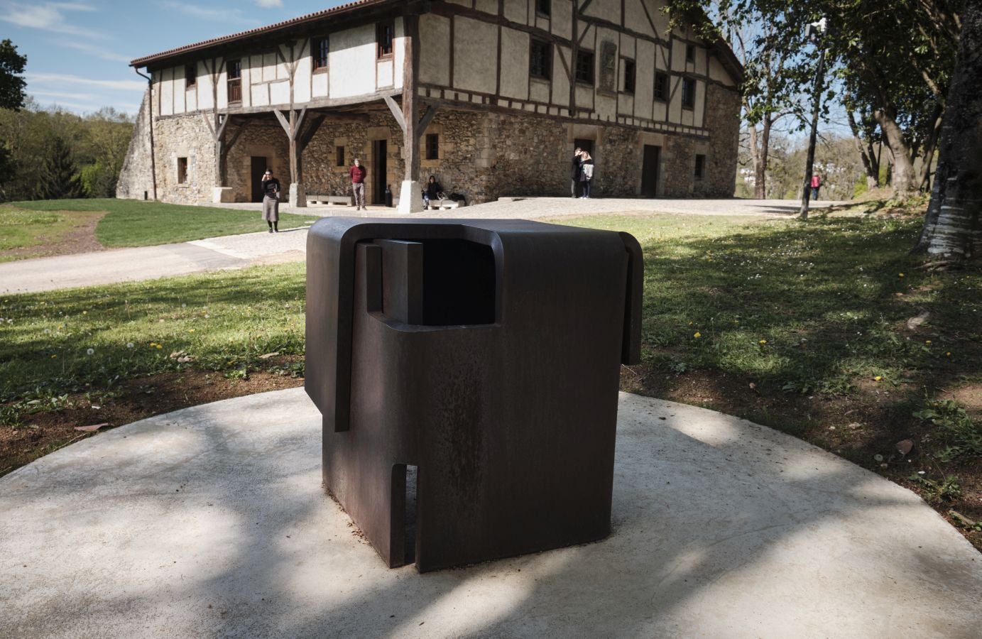 Los responsables del remodelado museo de Zabalaga presentan las nuevas instalaciones y la exposición inaugural antes de su reapertura al público