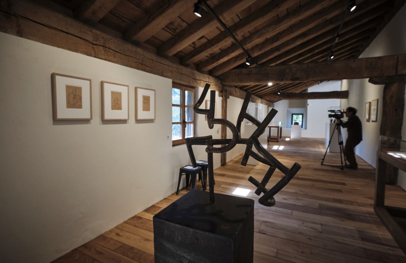 Los responsables del remodelado museo de Zabalaga presentan las nuevas instalaciones y la exposición inaugural antes de su reapertura al público