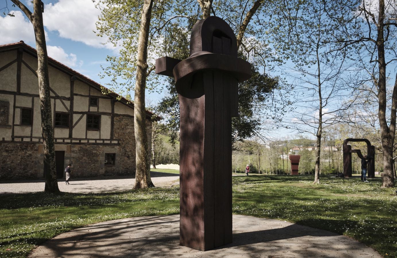 Los responsables del remodelado museo de Zabalaga presentan las nuevas instalaciones y la exposición inaugural antes de su reapertura al público