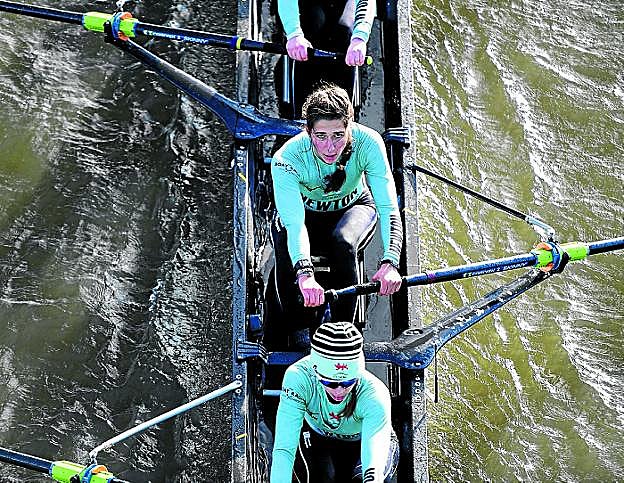 Adriana, en la embarcación de Cambridge durante un entrenamiento en aguas del río Támesis. 