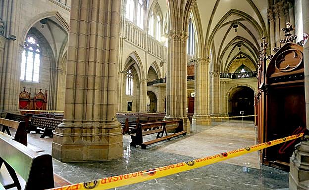 La zona en la que se produjo la caída de los cascotes se encuentra acordonada. 