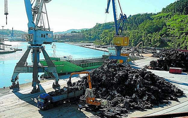 Carga de chatarra en un camión en el puerto de Pasaia. 