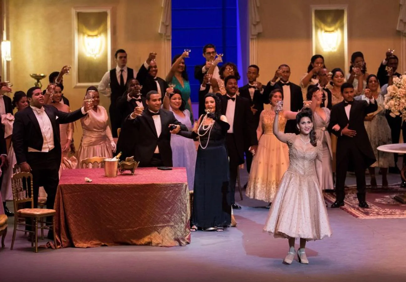 La ópera 'La Traviata' uno de los títulos más famosos de Verdi, se estrenará este miércoles en Santo Domingo, con una novedosa puesta en escena ambientada a mediados de la década de 1950 en la capital dominicana y sus alrededores.