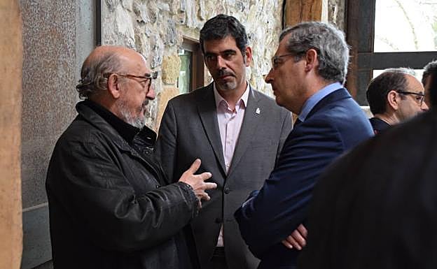 Jaume Roures conversa con Eneko Goia y Markel Olano en Chillida Leku tras la reunión del productor y el alcalde sobre el rodaje. :
