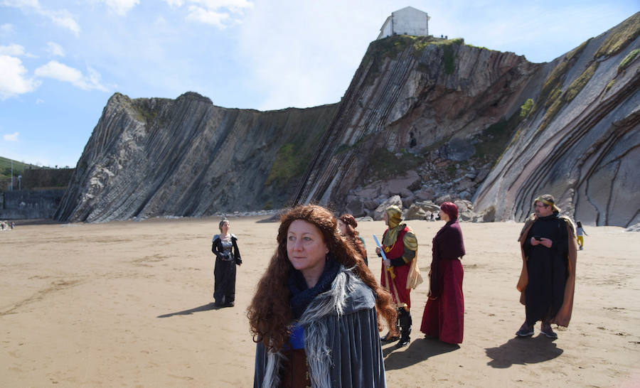 EL DIARIO VASCO reúne a fans de 'Juego de Tronos' en la playa de Itzurun, en Zumaia, para recordar el paso de la serie por Gipuzkoa, a tres días del estreno de su última temporada