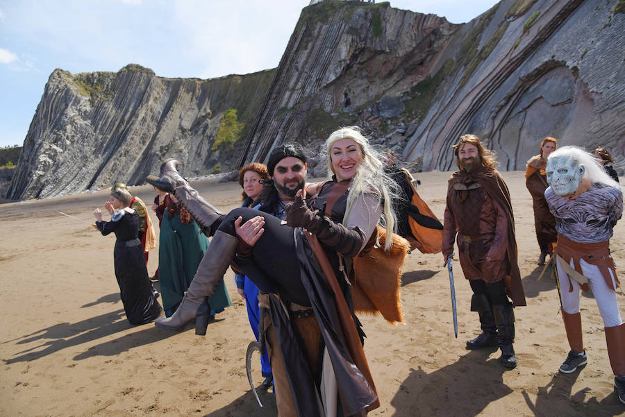 EL DIARIO VASCO reúne a fans de 'Juego de Tronos' en la playa de Itzurun, en Zumaia, para recordar el paso de la serie por Gipuzkoa, a tres días del estreno de su última temporada