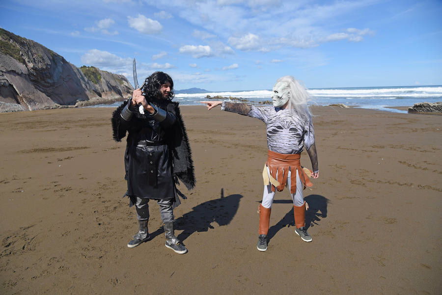 EL DIARIO VASCO reúne a fans de 'Juego de Tronos' en la playa de Itzurun, en Zumaia, para recordar el paso de la serie por Gipuzkoa, a tres días del estreno de su última temporada