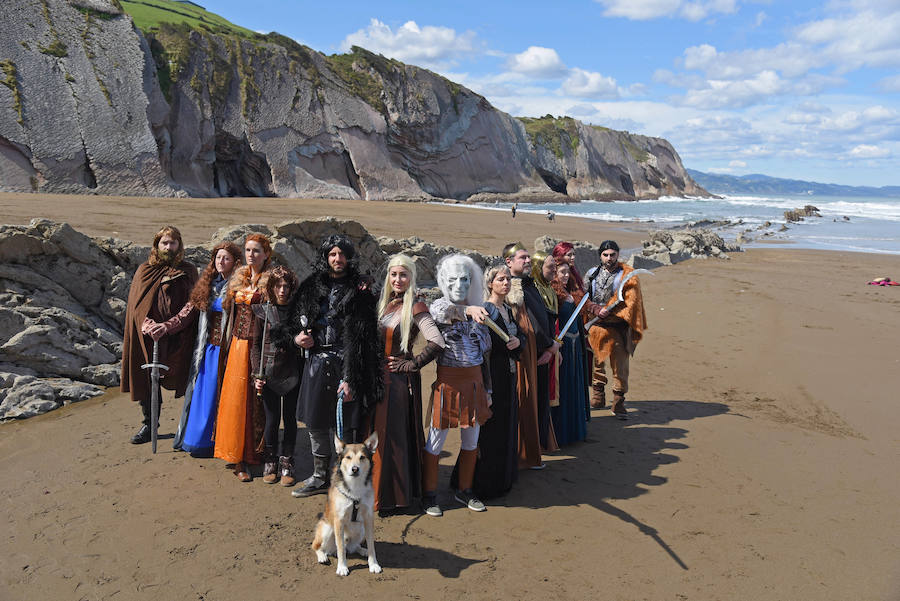 EL DIARIO VASCO reúne a fans de 'Juego de Tronos' en la playa de Itzurun, en Zumaia, para recordar el paso de la serie por Gipuzkoa, a tres días del estreno de su última temporada