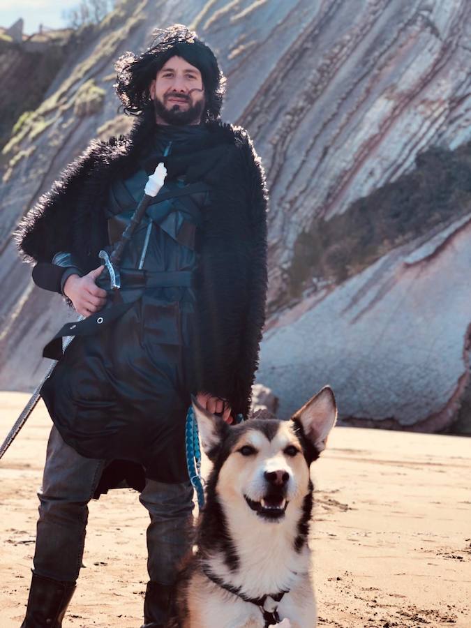 EL DIARIO VASCO reúne a fans de 'Juego de Tronos' en la playa de Itzurun, en Zumaia, para recordar el paso de la serie por Gipuzkoa, a tres días del estreno de su última temporada