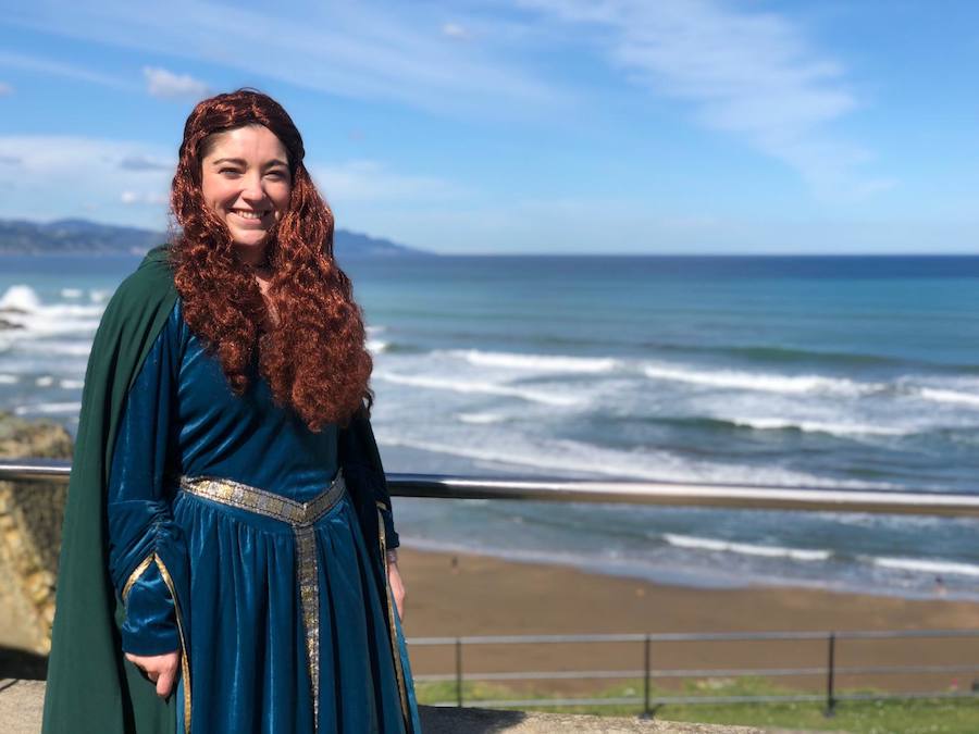 EL DIARIO VASCO reúne a fans de 'Juego de Tronos' en la playa de Itzurun, en Zumaia, para recordar el paso de la serie por Gipuzkoa, a tres días del estreno de su última temporada