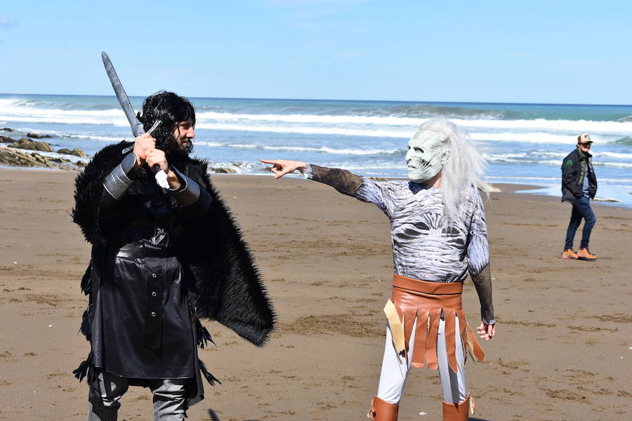 EL DIARIO VASCO reúne a fans de 'Juego de Tronos' en la playa de Itzurun, en Zumaia, para recordar el paso de la serie por Gipuzkoa, a tres días del estreno de su última temporada