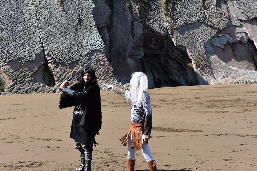 EL DIARIO VASCO reúne a fans de 'Juego de Tronos' en la playa de Itzurun, en Zumaia, para recordar el paso de la serie por Gipuzkoa, a tres días del estreno de su última temporada