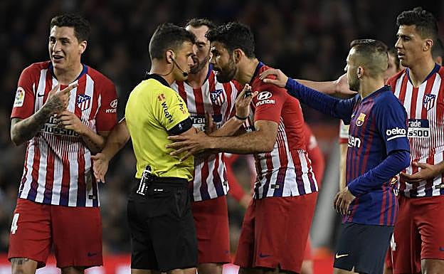 Diego Costa protesta a Gil Manzano tras la expulsión. 