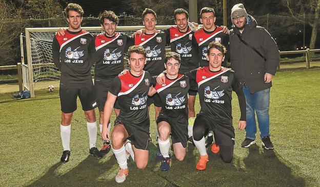 Estrella Coja. La plantilla al completo del equipo del Grupo C de Segunda División la forman Alberto Garciandia, Josu Montero, Óscar Ruiz, Iñaki Ayertarán, Ander Querejeta, David López, Sergio López, Asier Guereca, Álvaro Rivilla, Ander Arrieta, Pablo San Vicente, Jesús Peinado, Javier Sampedro, Asier Villegas, Ion Alcorta, Erik Luzarraga, Gorka Prior e Iván López.