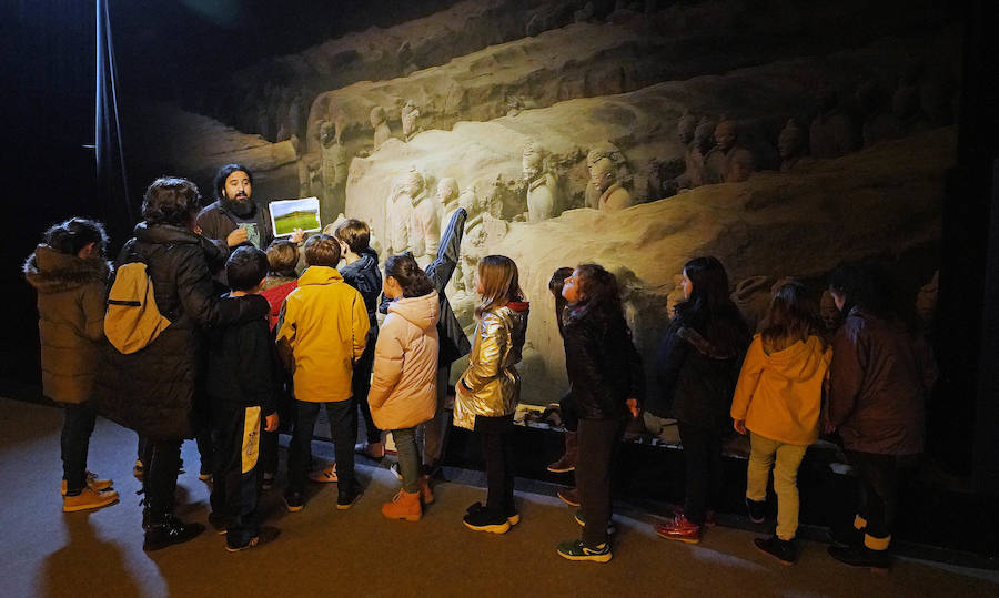 Un total de 530 escolares han visitado en Pasaia la exposición de los guerreros de Xian hasta la fecha.