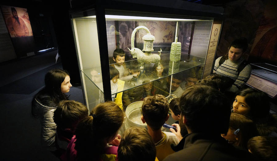 Un total de 530 escolares han visitado en Pasaia la exposición de los guerreros de Xian hasta la fecha.
