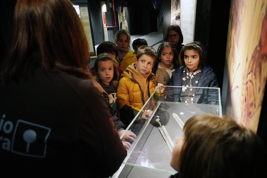 Un total de 530 escolares han visitado en Pasaia la exposición de los guerreros de Xian hasta la fecha.