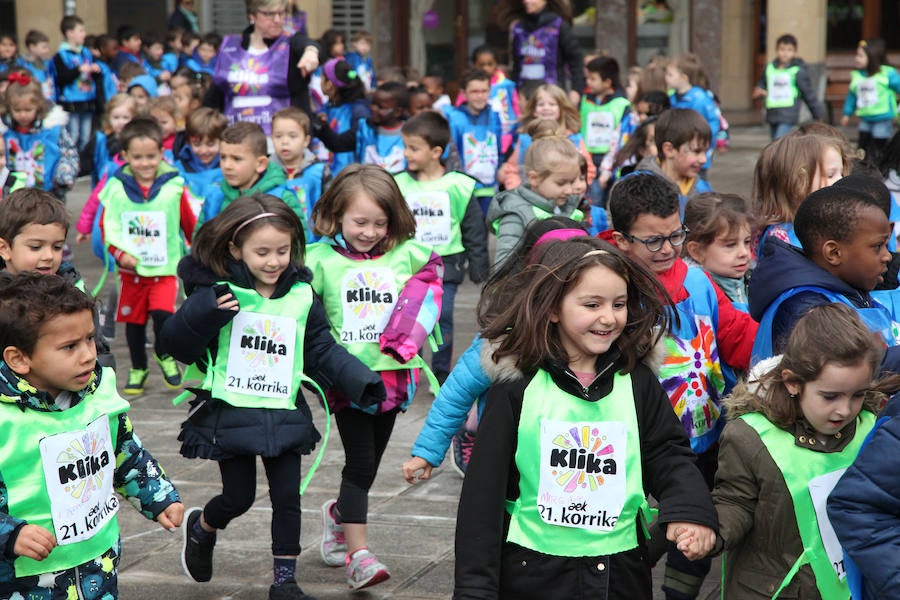 Mutrikutik goizeko 6ak aldera sartu ondoren, kostaldean zehar ibiliko da 21. Korrikaren lekukoa eskuz esku. Arratsaldean helduko da Donostiara eta bertan 42 kilometro egingo ditu auzo ezberdinetan. 