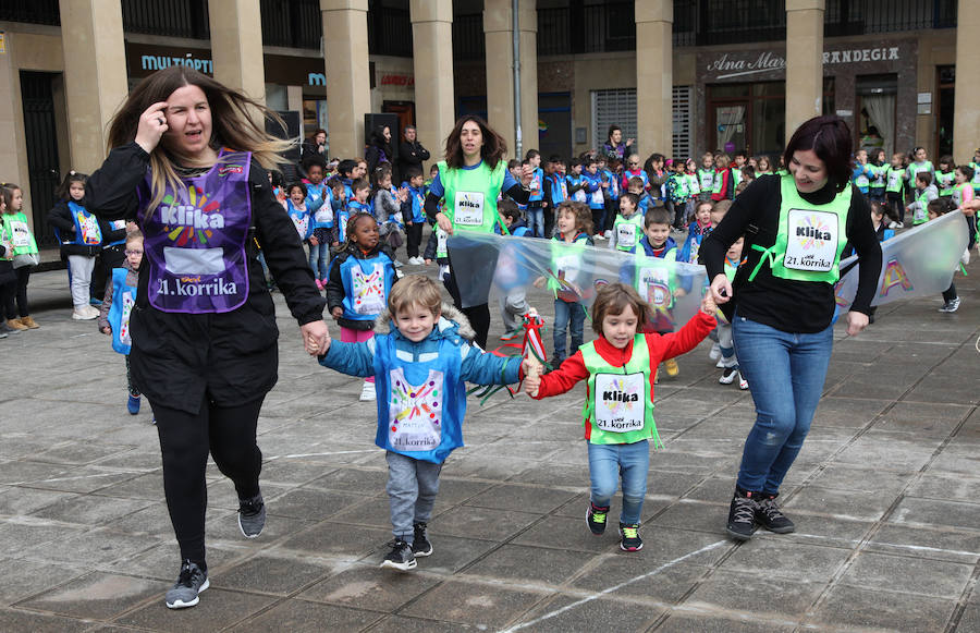 Mutrikutik goizeko 6ak aldera sartu ondoren, kostaldean zehar ibiliko da 21. Korrikaren lekukoa eskuz esku. Arratsaldean helduko da Donostiara eta bertan 42 kilometro egingo ditu auzo ezberdinetan. 