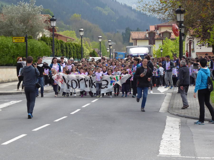 Mutrikutik goizeko 6ak aldera sartu ondoren, kostaldean zehar ibiliko da 21. Korrikaren lekukoa eskuz esku. Arratsaldean helduko da Donostiara eta bertan 42 kilometro egingo ditu auzo ezberdinetan. 