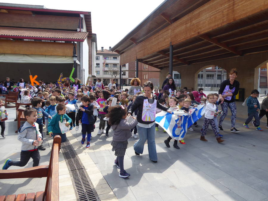 Mutrikutik goizeko 6ak aldera sartu ondoren, kostaldean zehar ibiliko da 21. Korrikaren lekukoa eskuz esku. Arratsaldean helduko da Donostiara eta bertan 42 kilometro egingo ditu auzo ezberdinetan. 